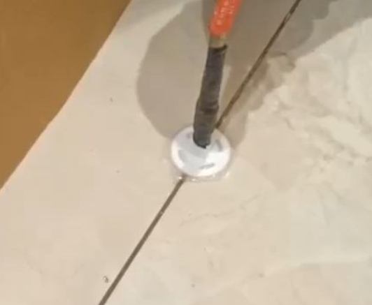 二连浩特瓷砖空鼓维修公司专业解答瓷砖在铺贴过程中，如果没有涂抹均匀到位的粘结材料（如水泥砂浆或瓷砖胶），可能会导致以下问题